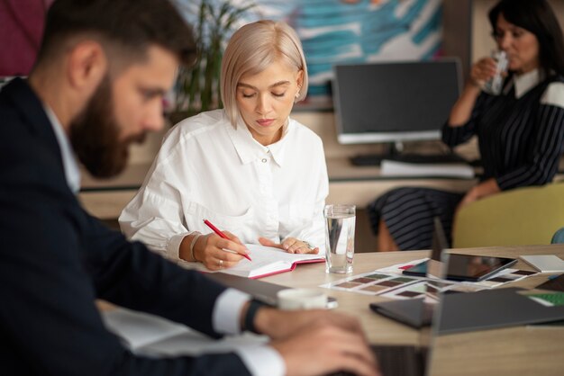 Vue latérale des personnes au travail de bureau