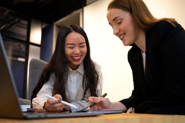 Photo gratuite vue latérale des personnes corrigeant les erreurs de grammaire