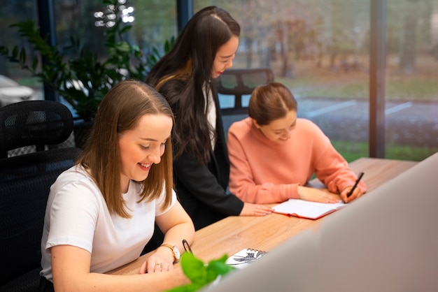 Vue latérale des personnes corrigeant les erreurs de grammaire