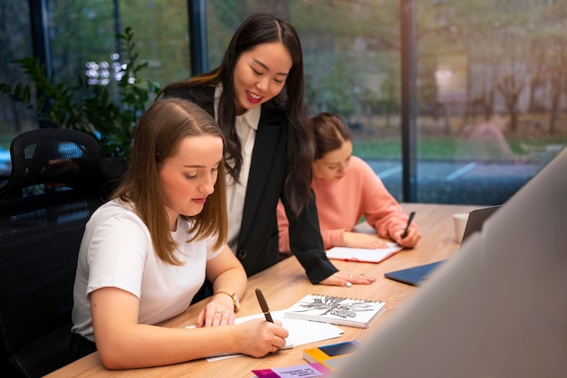 Vue latérale des personnes corrigeant les erreurs de grammaire