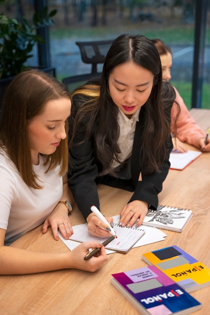 Photo gratuite vue latérale des personnes corrigeant les erreurs de grammaire