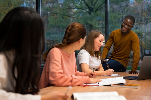 Vue latérale des personnes corrigeant les erreurs de grammaire