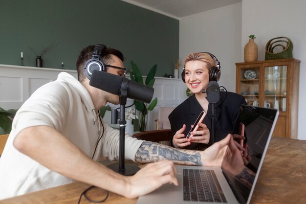 Vue latérale des personnes enregistrant un podcast à l'intérieur