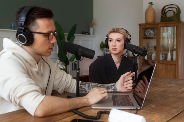 Vue latérale des personnes enregistrant un podcast