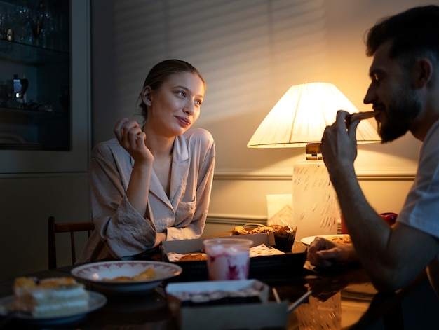 Photo gratuite vue latérale des personnes prenant des collations la nuit