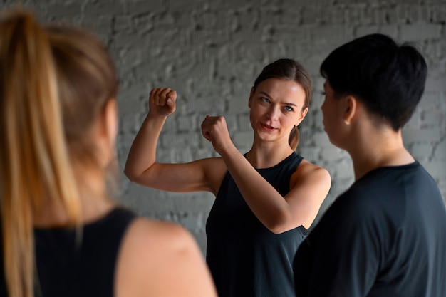 Vue latérale des personnes qui s'entraînent au gymnase