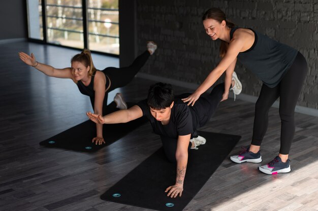 Vue latérale des personnes qui s'entraînent au gymnase