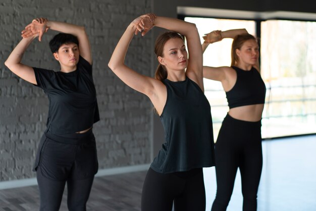 Vue latérale des personnes qui s'entraînent au gymnase