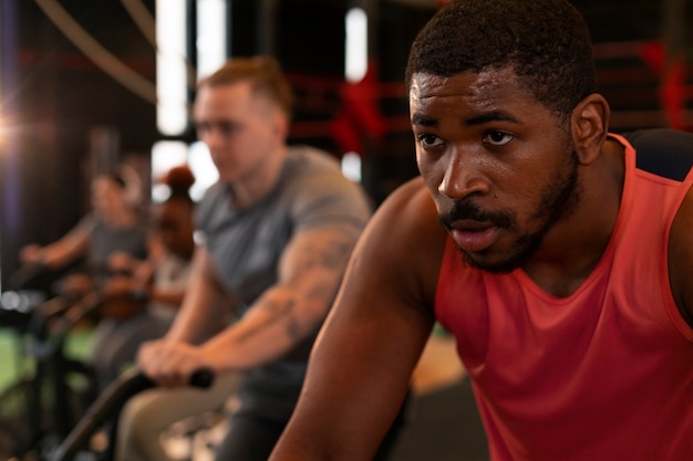 Photo gratuite vue latérale des personnes s'entraînant ensemble au gymnase