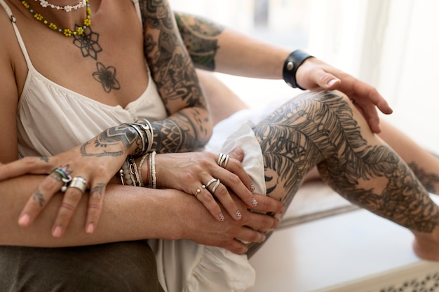 Photo gratuite vue latérale des personnes tatouées