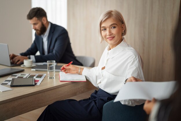 Vue latérale des personnes travaillant au bureau