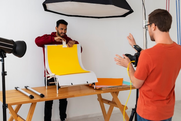 Vue latérale des photographes spécialisés travaillant en studio