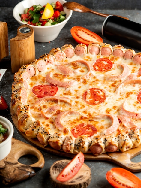 Photo gratuite vue latérale de pizza à la saucisse avec du fromage et de la tomate