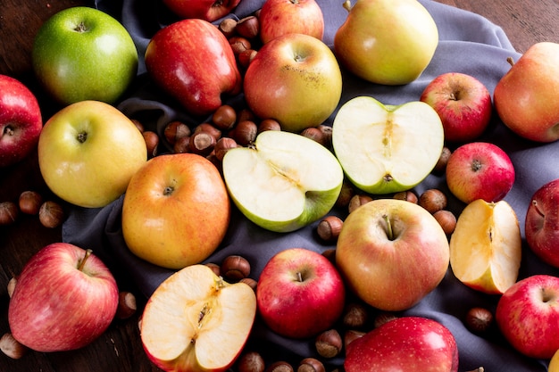 Vue latérale pommes avec écrous sur tissu gris horizontal