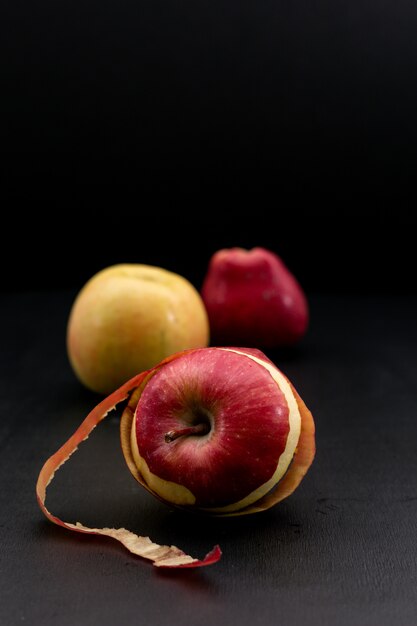 Vue latérale des pommes sur fond de bois noir vertical