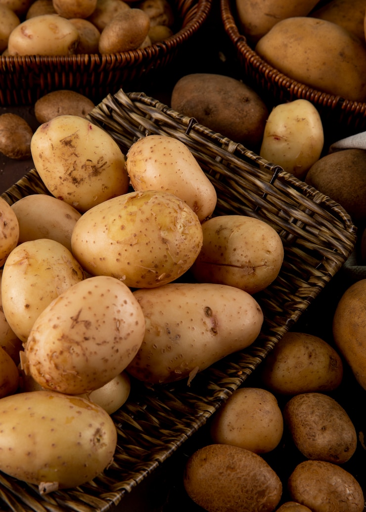 Photo gratuit vue latérale des pommes de terre crues sur un plat