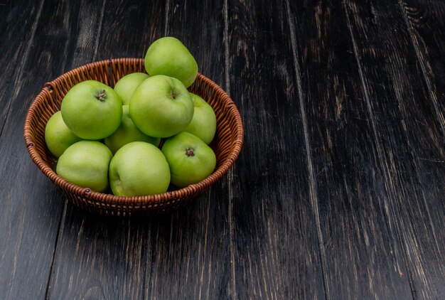 vue latérale, de, pommes vertes, dans, panier, sur, fond bois, à, espace copie