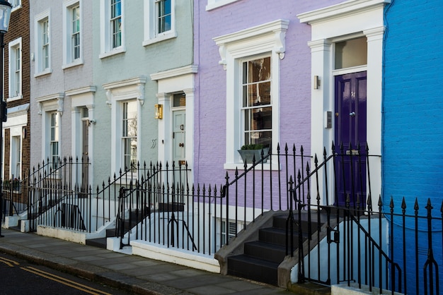 Photo gratuite vue latérale de la porte d'entrée avec mur bleu et violet