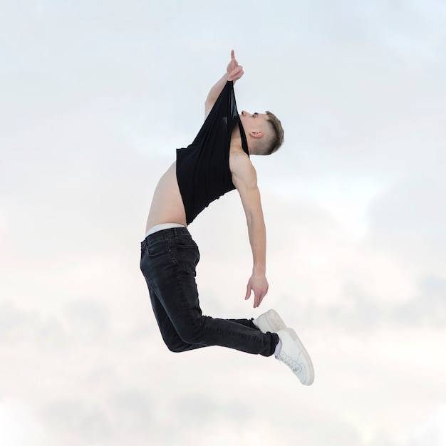 Vue latérale de la pose en l'air par une danseuse de hip hop