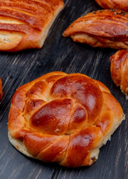 vue latérale des produits de boulangerie en rouleau et autres sur bois