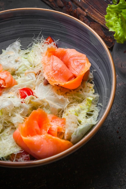 Photo gratuite vue latérale salade césar avec filets de saumon