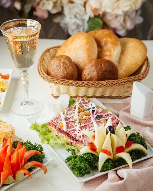 Vue latérale de la salade de poisson fumé