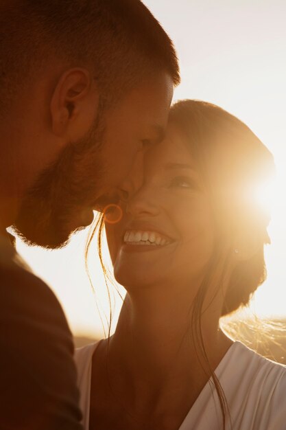 Vue latérale smiley couple marié