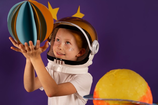 Vue latérale smiley enfant jouant à l'intérieur