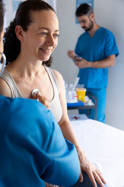 Vue latérale smiley femme en cours de vérification