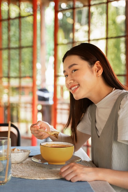 Photo gratuite vue latérale smiley femme avec de la nourriture délicieuse