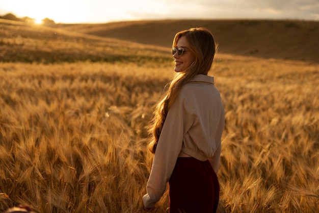 Vue latérale smiley femme portant des lunettes de soleil