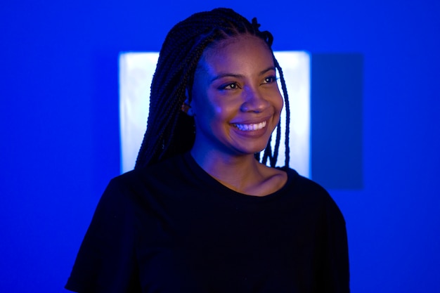 Vue latérale smiley femme qui pose en studio