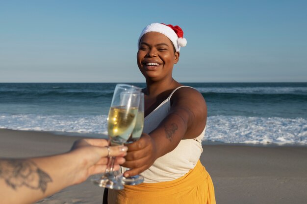 Vue latérale smiley femme tenant une boisson