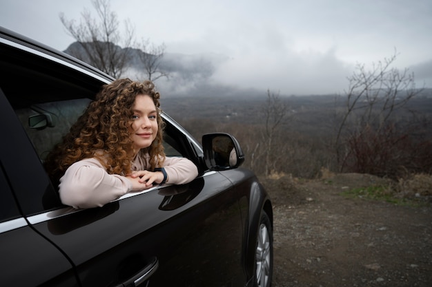 Vue latérale smiley femme en voiture