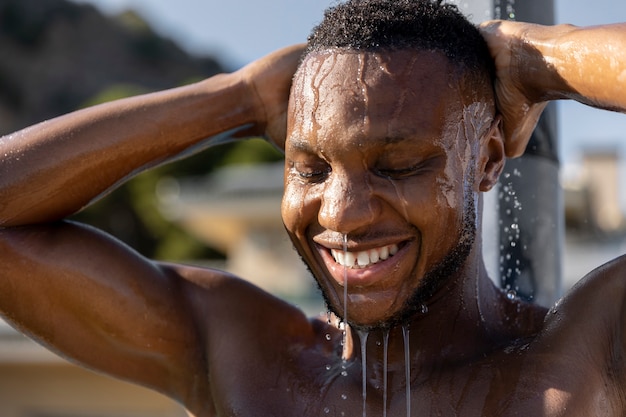 Photo gratuite vue latérale smiley homme prenant une douche