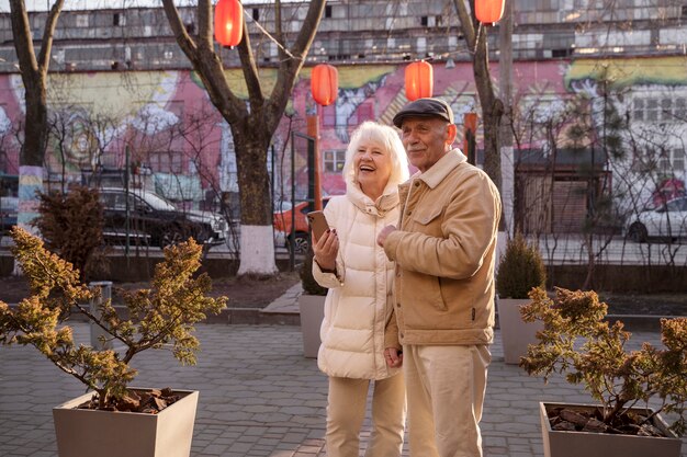 Vue latérale smiley personnes âgées à l'extérieur