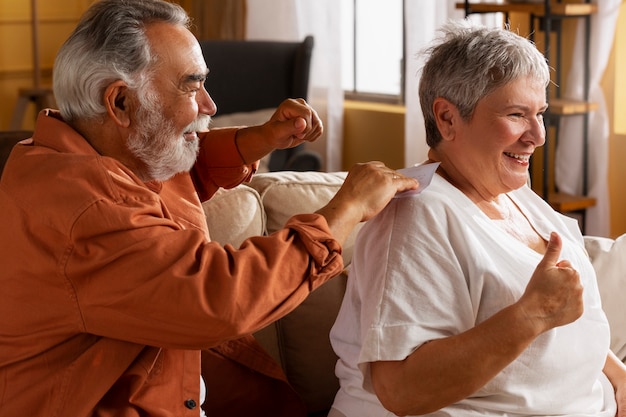 Vue latérale smiley personnes âgées à l'intérieur