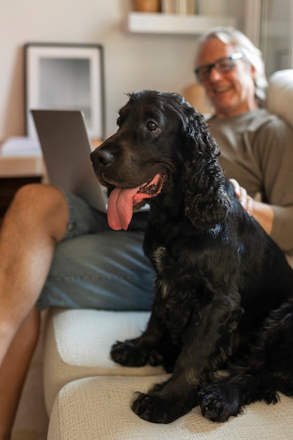 Vue latérale smiley vieil homme avec chien