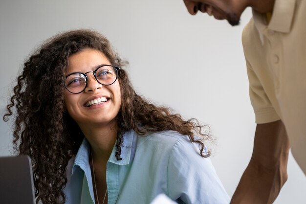 Vue latérale des smileys au travail