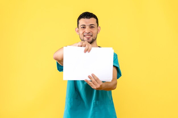 Vue latérale spécialiste hautement qualifié un médecin avec des documents de patients dans les mains