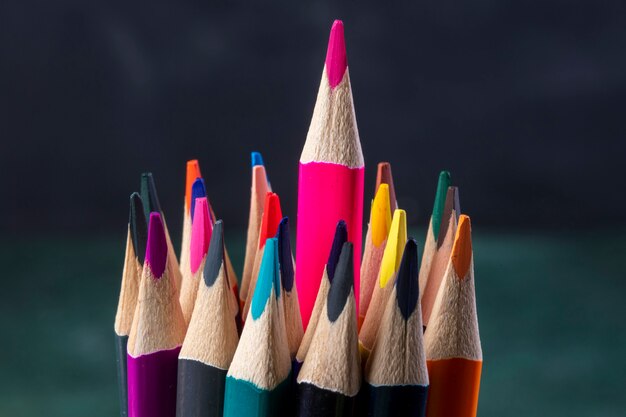 Vue latérale d'un tas de crayons de couleur sur dark