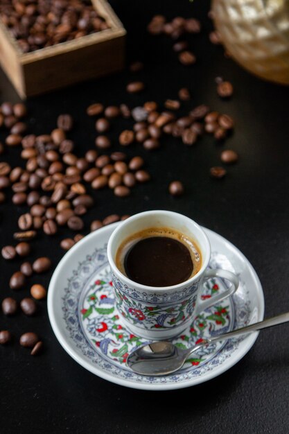 Vue latérale tasse de café avec des grains de café