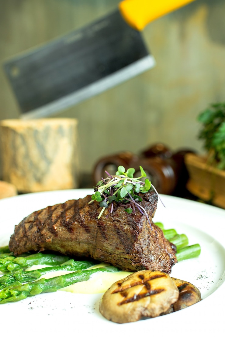 Photo gratuit vue latérale de la viande de boeuf grillée