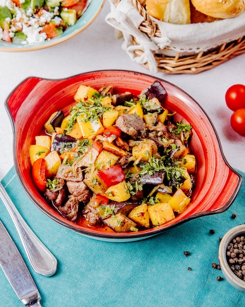 Vue latérale de la viande et des légumes cuits