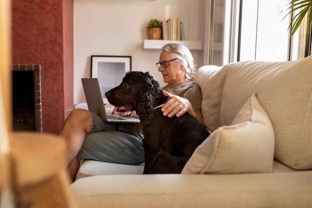 Photo gratuite vue latérale vieil homme caresser le chien