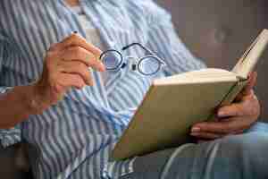 Photo gratuite vue latérale vieille femme dans la bibliothèque