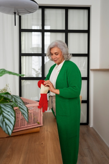 Vue latérale vieille femme s'occupant des plantes