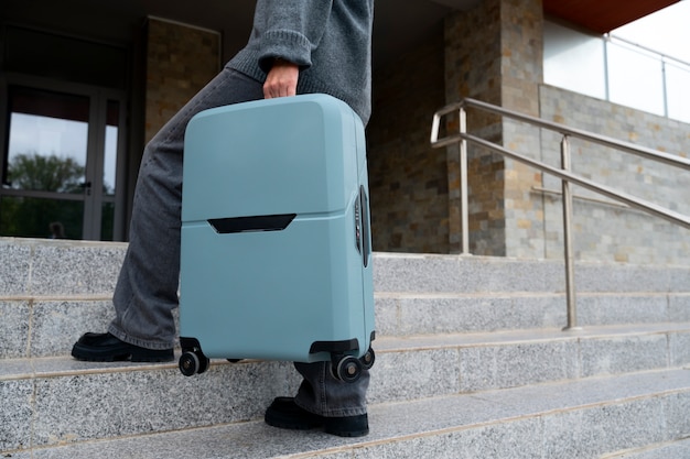 Vue latérale voyageur avec une valise