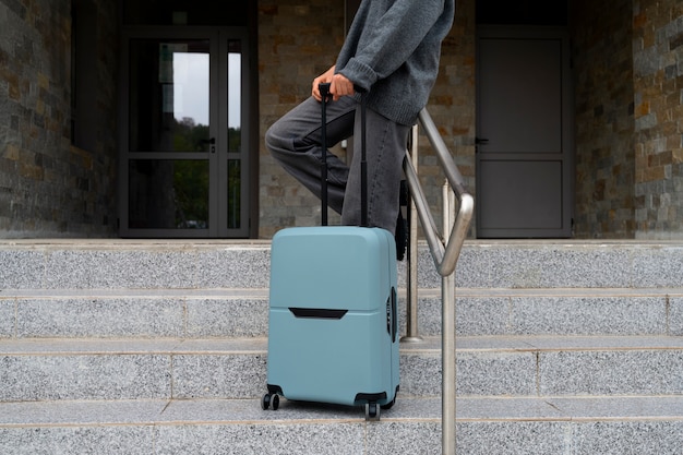 Photo gratuite vue latérale voyageur avec une valise