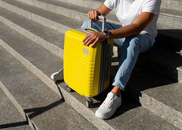 Vue latérale voyageur avec une valise